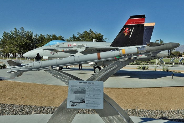 Hỏa tiễn AIM-9 Sidewinder được Hải quân Hoa Kỳ nghiên cứu và phát triển vào cuối thập niên 1940 để thay thế loại AIM-4 Falcon lúc bấy giờ đang được không quân Hoa Kỳ sử dụng.